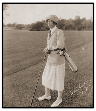 Ada Mackenzie sur un terrain de golf