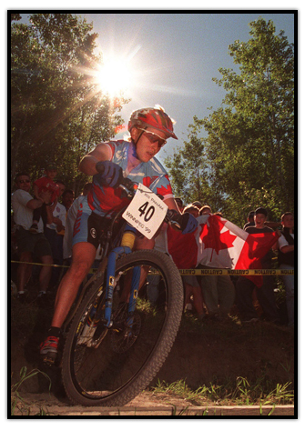 Alison Sydor sur son vélo de montagne