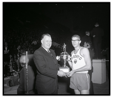 Bill Crothers receiving a trophy