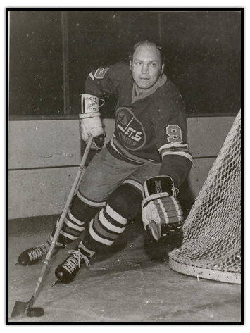 Bobby Hull derrière le filet avec la rondelle