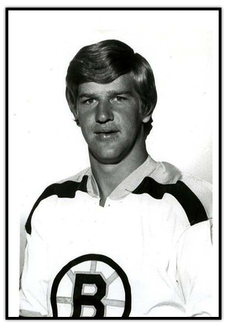 Bobby Orr dans son uniforme des Bruins de Boston