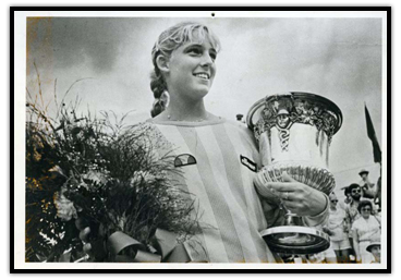 Carling Bassett avec un trophée et des fleurs