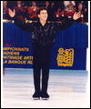 Elvis Stojko sourit à la foule aux Championnats canadiens de patinage artistique