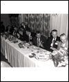 Frank Filchock à une table pour le dîner de la Coupe Grey en 1953