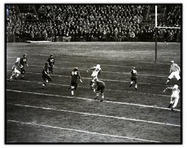 Frank Filchock, portant le no 87 d'Edmonton au cours d'un match de la Coupe Grey