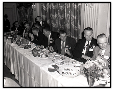 Frank Filchock à une table pour le dîner de la Coupe Grey en 1953