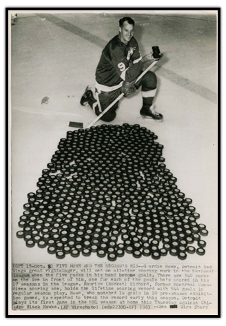 Gordie Howe photographié devant 540 rondelles