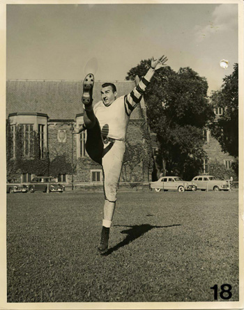 Photo de Joe Krol mimant un botté