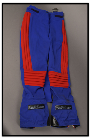 Pantalon de ski rouge et bleu de Kathy Kreiner