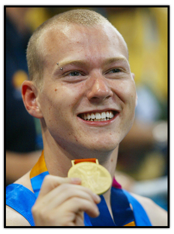 Kyle Shewfelt montre sa médaille d'or