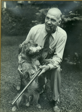 Lionel Conacher en compagnie d’un chien