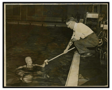 Marilyn Bell recevant une boisson