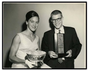 Mary Stewart (à gauche) et Bruce Kidd tenant leurs trophées