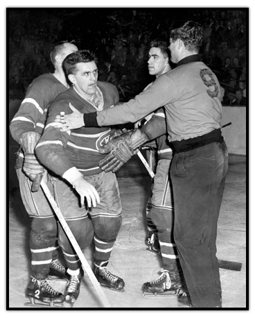 Maurice Richard en confrontation pendant un match de hockey