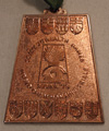 Médaille en forme de trapèze isocèle remportée par Nancy Garapick