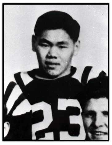 Normie Kwong en uniforme de football portant le no 23