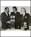 Alan Eagleson, Phil Esposito (au milieu) et Lester B. Pearson