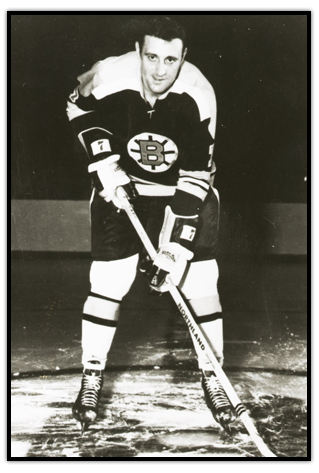 Phil Esposito avec son bâton dans l'uniforme des Bruins de Boston