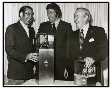 Alan Eagleson, Phil Esposito (au milieu) et Lester B. Pearson