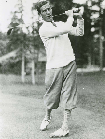 Charles (Sandy) Somerville sur le terrain avec ses bâtons de golf