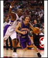 Steve Nash en dribble contournant Eric Williams