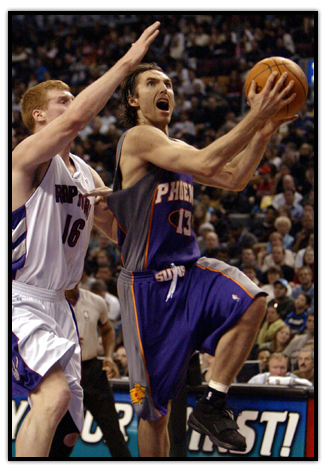 Steve Nash avec le ballon opposé à Matt Bonner des Raptors de Toronto