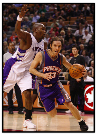 Steve Nash en dribble contournant Eric Williams