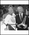 Wayne Gretzky recevant le prix Emery Edge